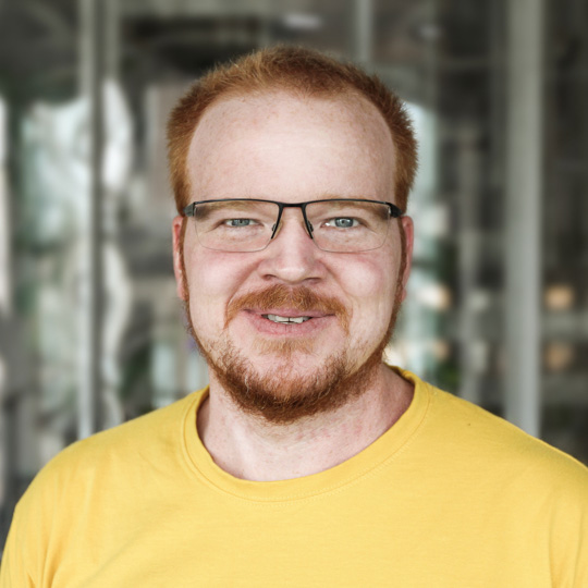 BackWPup-Erfinder Daniel Hüsken vor neutralem Hintergrund