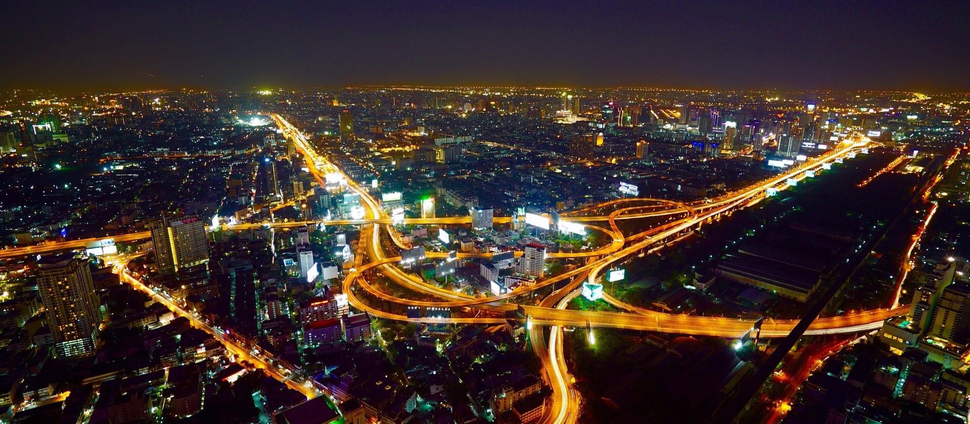 Blick von oben auf Bangkok in der Nacht